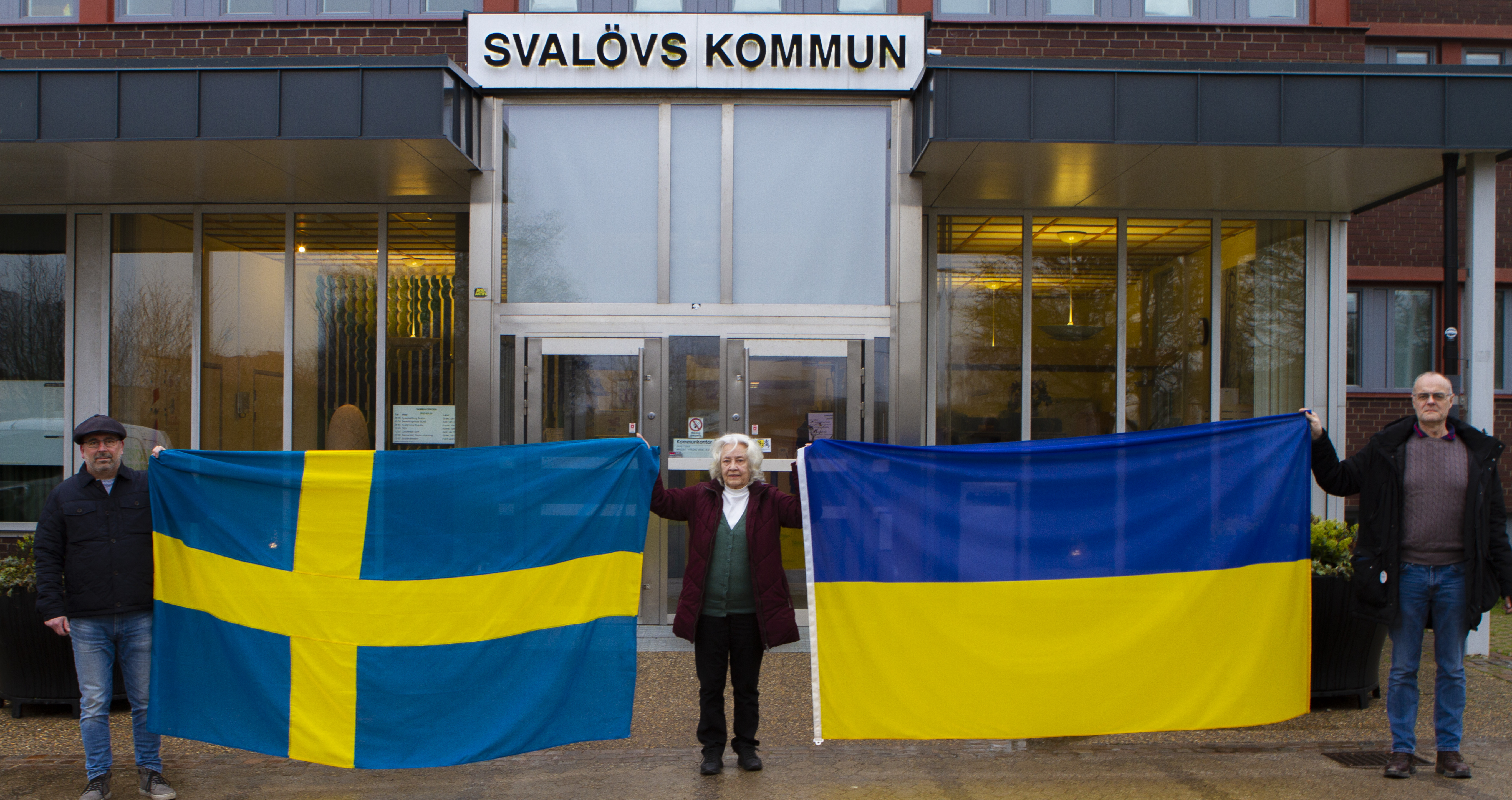 Ordörande håller upp en svensk och en ukrainsk flagga
