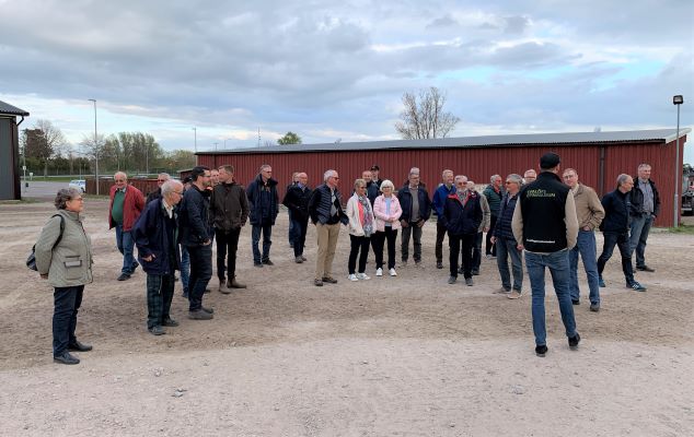 Carl Lindén, lärare på lantbruk samt instruktör Lennart Hansson guidade besökarna från LRF. Foto: Åsa Meierkord