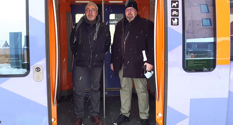 Jan Zielinski(S) och Teddy Nilsson(SD) på väg ut ur tåget