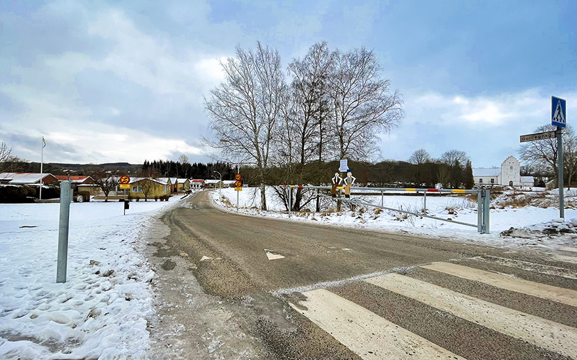 Bild på Gullregnsgatan och vägbommen som kommer att stänga gatan för genomfartstrafik.