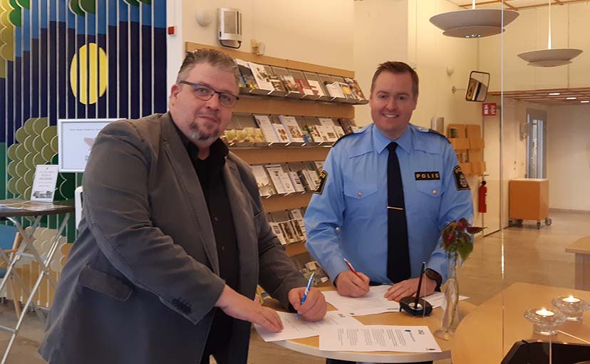 Foto på när kommunen och polisen undertecknade överenskommelsen om samverkan för ökad trygghet samt medborgarlöftet för 2021.