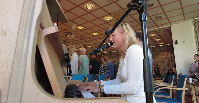Carita Boronska Uneståhl spelar piano och sjunger nationalsången.