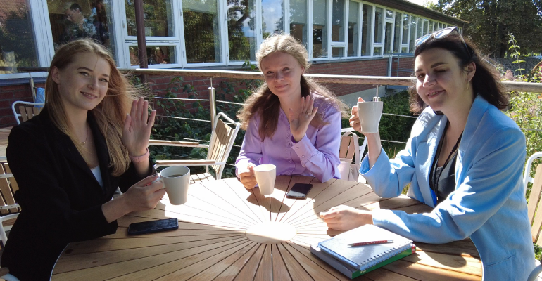 Från vänster: Olha, Iryna och Marta njuter av varsin kopp kaffe på Fridhems folkhögskola