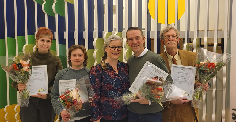 På bilden syns alla stolta pristagare och stipendiater med sina blommor och diplom. Från vänster syns Elsa Andersson, Simon Kristensson, Anna och Tobias Strömvall och Roland Lyhagen. 