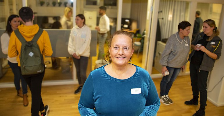 Projektledare Alexia Lauridsen i förgrunden och minglande företagare och arbetssökande i bakgrunden.