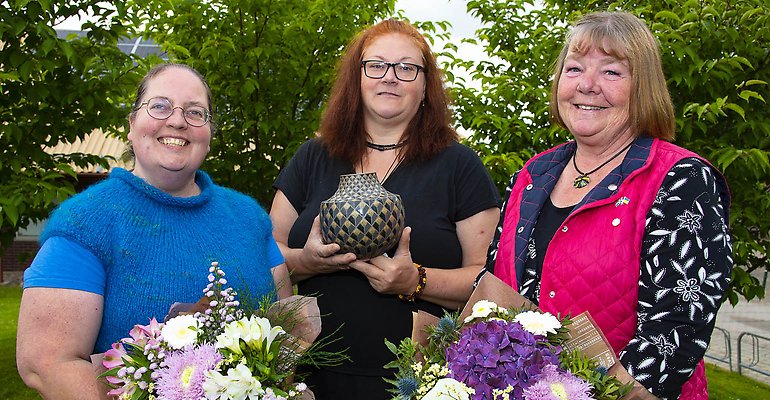 Representanter från föreningen Kulturverket tog emot Svalövs kommuns miljöpris 2021. Från vänster i bild: Helen Layley, Linda Browne och Gunilla Seijsing.