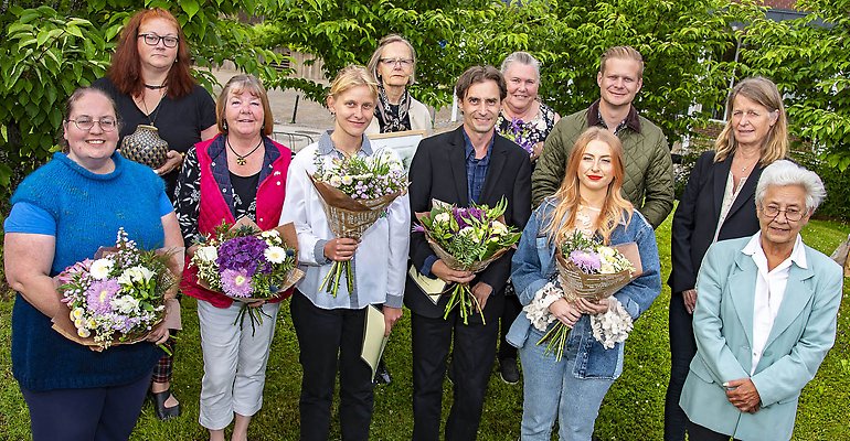 Här är alla pristagarna samlade utanför kommunhuset tillsammans Ingrid Ekström (SD), kommunfullmäktiges ordförande, och Agneta Sörensson (M),1:e vice ordförande i kommunfullmäktige.