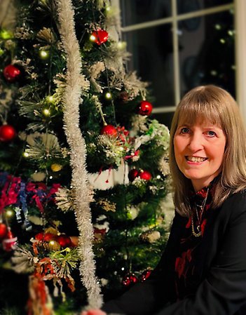 Socialchef Marléne Andersson invid sin nyligen pyntade julgran.