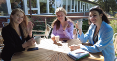 Från vänster: Olha, Iryna och Marta njuter av varsin kopp kaffe på Fridhems folkhögskola