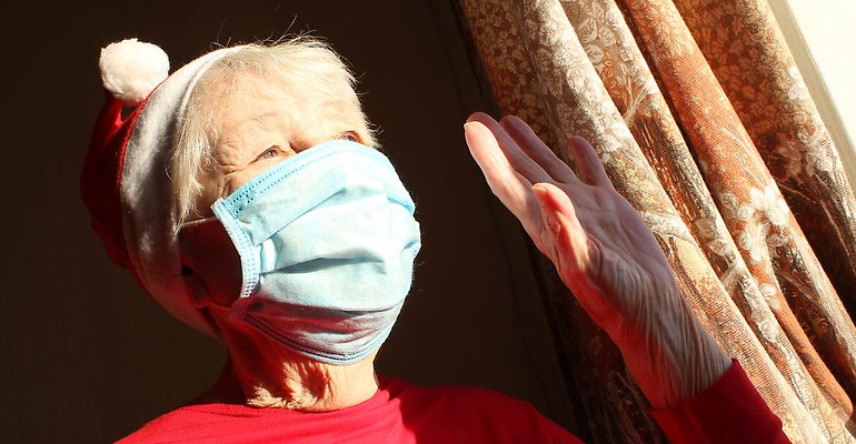 Äldre kvinna med munskydd.